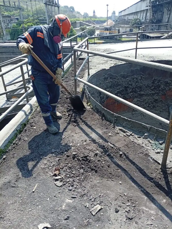 Operario de SIMA retirando material sobre pasarela industrial durante labor de aseo técnico