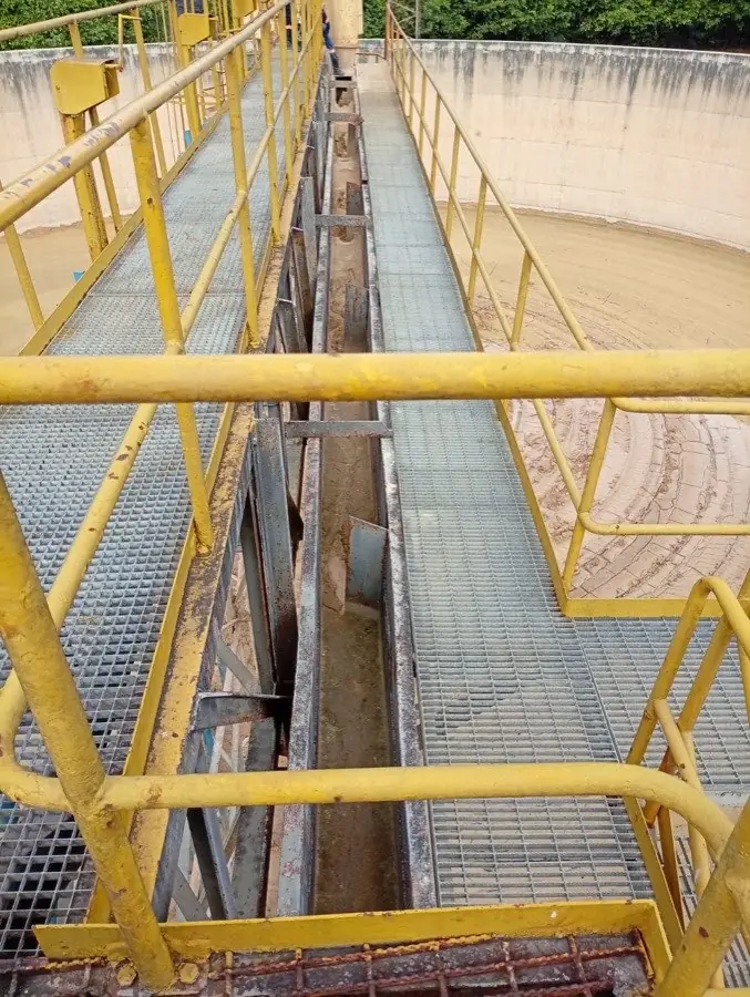 Pasarela y barandas metálicas industriales pintadas en amarillo de seguridad