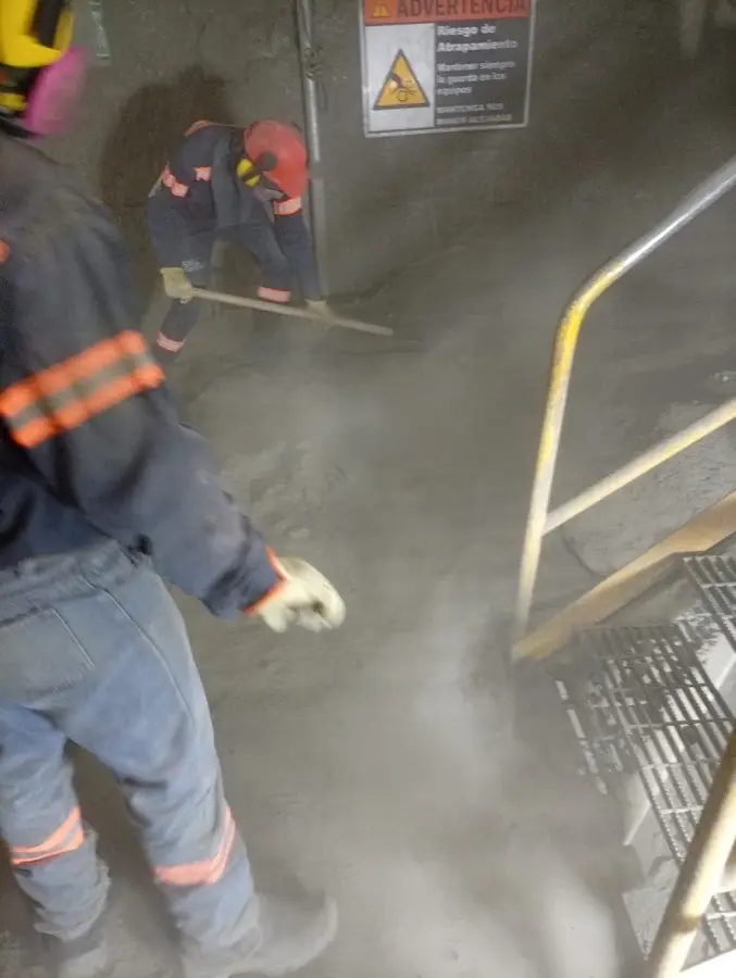Operario ejecutando hidrolavado industrial con generación de vapor en zona de proceso