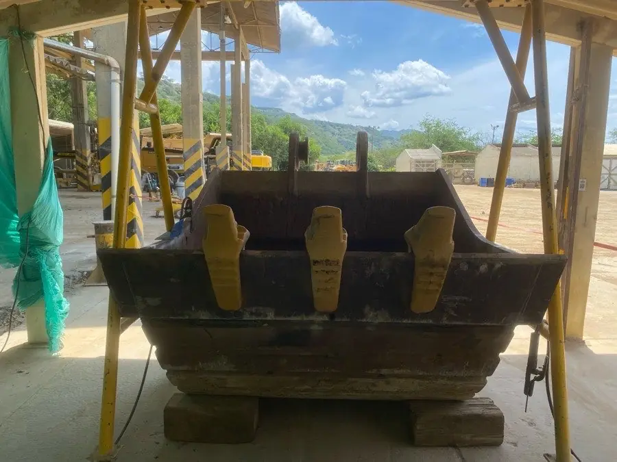 Balde de excavadora con porta dientes nuevos instalados y refuerzos de lámina